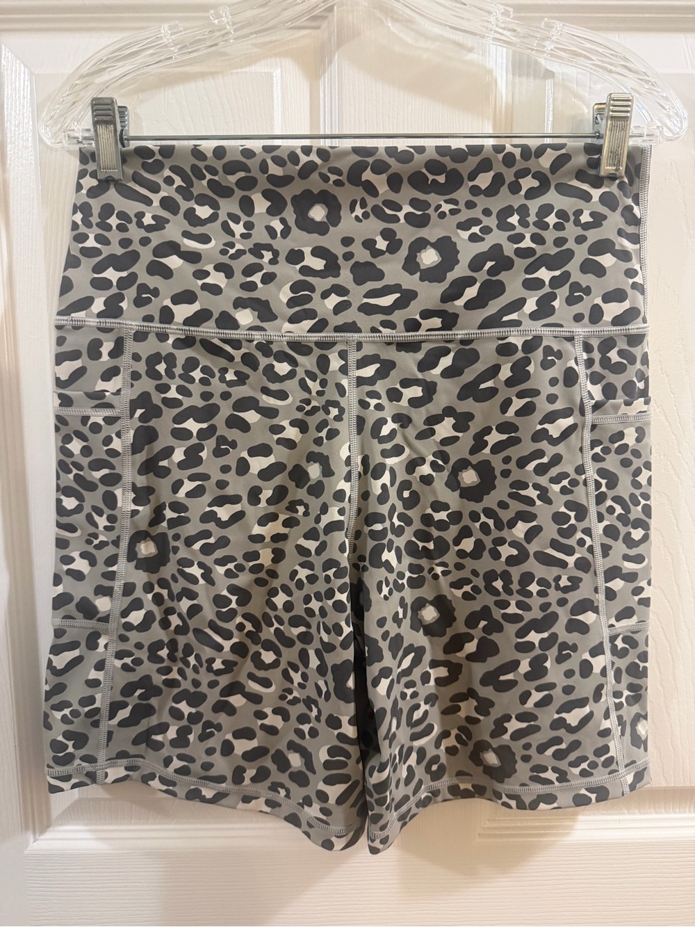 Grey Leopard Print High-Waisted Athletic Biker Shorts with Pockets
